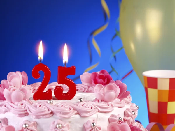 Torta di compleanno con candele rosse che mostrano il numero 25 anni — Foto Stock