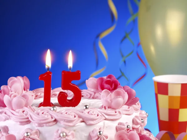 Torta di compleanno con candele rosse che mostrano il numero 15 anni — Foto Stock