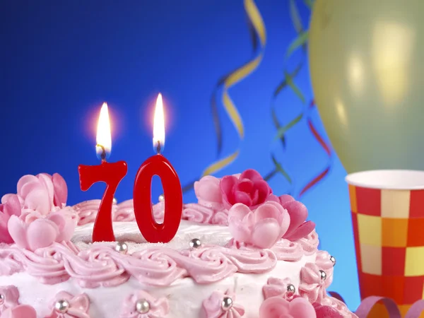 Gâteau d'anniversaire avec des bougies rouges montrant Nr. 70 ans Photos De Stock Libres De Droits