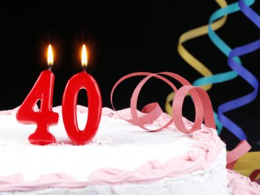 nr gösterilen kırmızı mumlar ile doğum günü pastası. 40