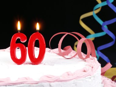 nr gösterilen kırmızı mumlar ile doğum günü pastası. 60