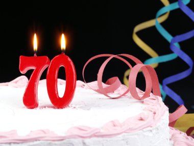 nr gösterilen kırmızı mumlar ile doğum günü pastası. 70