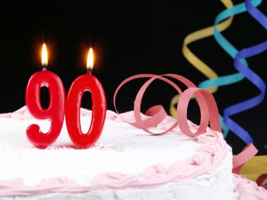 nr gösterilen kırmızı mumlar ile doğum günü pastası. 90