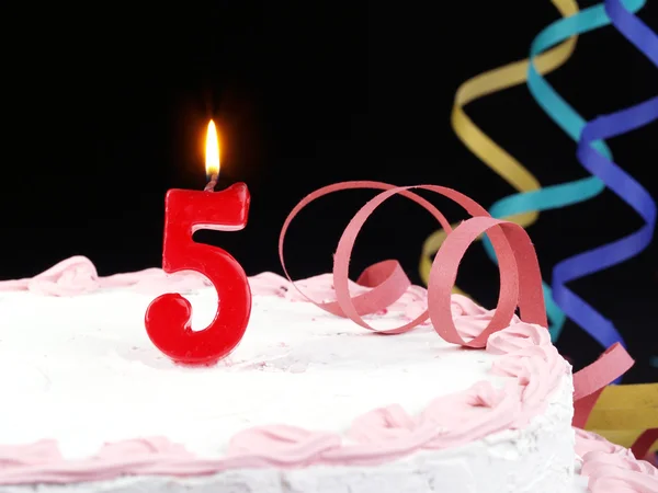 Gâteau d'anniversaire avec des bougies rouges montrant Nr. 5 — Photo