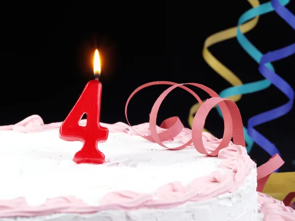Gâteau d'anniversaire avec des bougies rouges montrant Nr. 4 — Photo