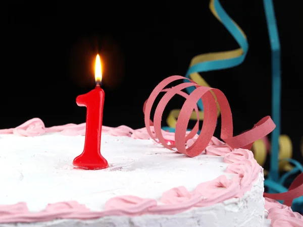 Nr을 보여주는 빨간 초를 가진 생일 케이크입니다. 1 — 스톡 사진