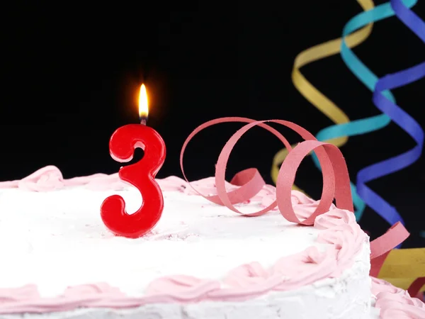 Bolo de aniversário com velas vermelhas mostrando Nr. aniversário 3. — Fotografia de Stock