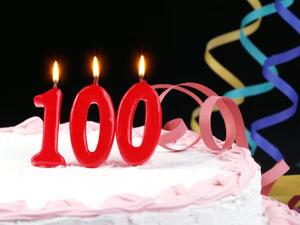 De cake van de kindverjaardag met rode kaarsen weergegeven: nr. 100 — Stockfoto