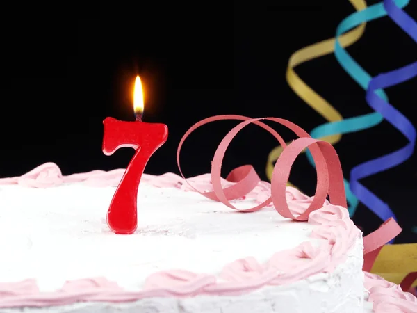 Torta di compleanno con candele rosse che mostrano il numero 7 — Foto Stock