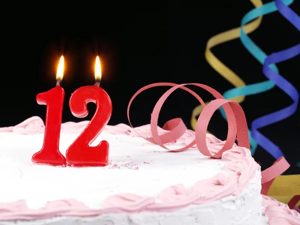 Bolo de aniversário com velas vermelhas mostrando Nr. aniversário 12 — Fotografia de Stock