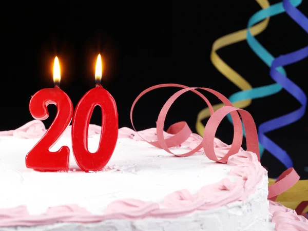 Bolo de aniversário com velas vermelhas mostrando Nr. aniversário 20 anos — Fotografia de Stock