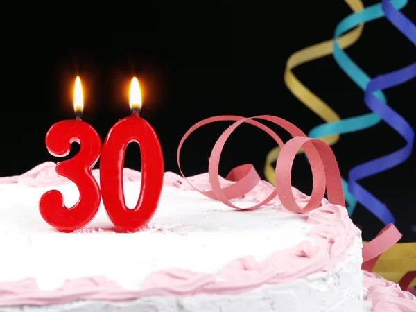 Gâteau d'anniversaire avec des bougies rouges montrant Nr. 30 ans — Photo