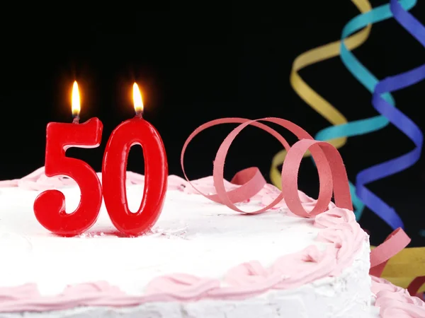 De cake van de kindverjaardag met rode kaarsen weergegeven: nr. 50 — Stockfoto