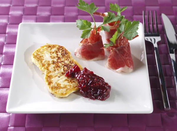 Fried fresh cheese with cured ham and rapsberry marmalade. — Stock Photo, Image