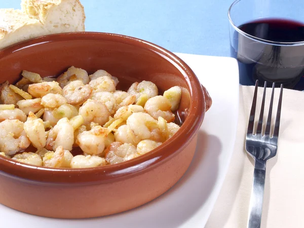 Gambas al ajillo - Camarões fritos com alho — Fotografia de Stock