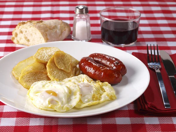 Fried eggs & potatoes with chorizo (red spicy sausage) — Stock Photo, Image