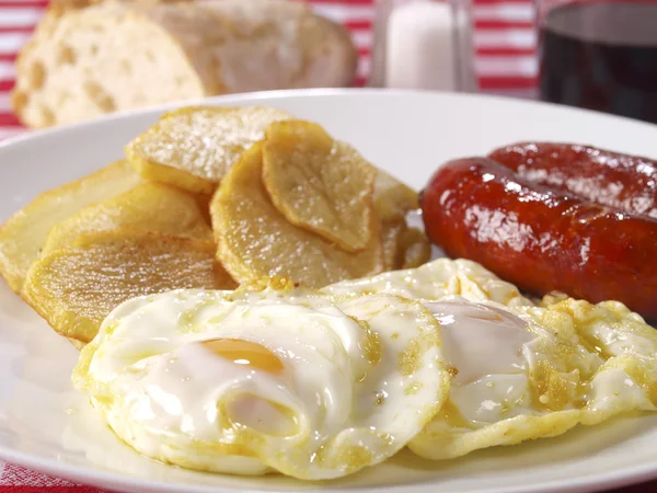 Fried eggs & potatoes with chorizo (red spicy sausage) — Stock Photo, Image