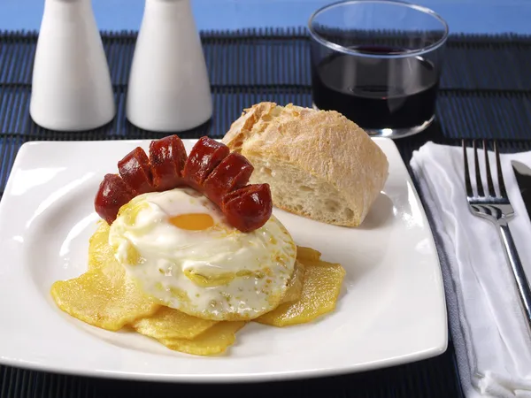 Смажені яйця та картопля з хорізо (червона гостра ковбаса ) — стокове фото