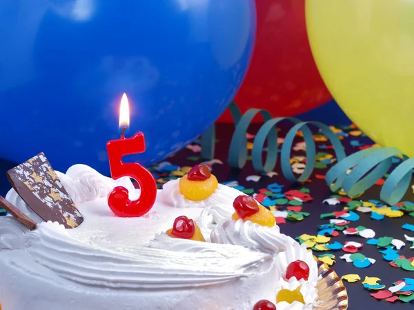 Torta di compleanno con candele rosse che mostrano il numero 5. — Foto Stock