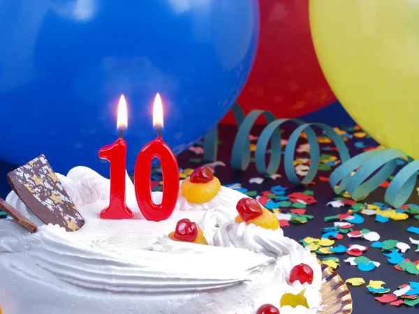 Bolo de aniversário com velas vermelhas mostrando Nr. aniversário 10 — Fotografia de Stock