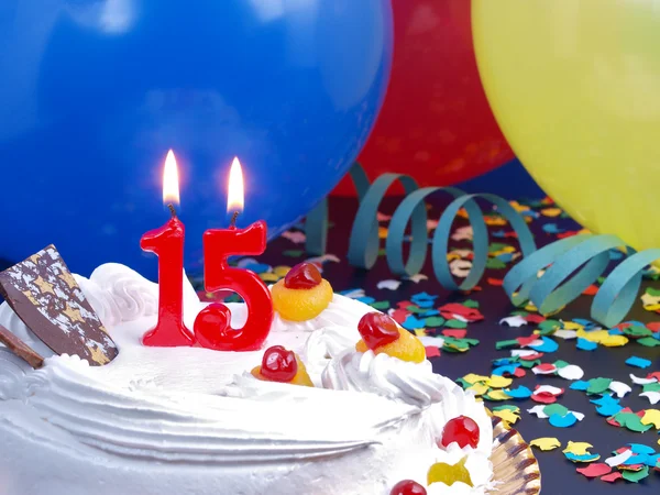 Gâteau d'anniversaire avec des bougies rouges montrant Nr. 15 ans — Photo
