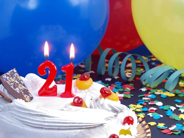 Torta di compleanno con candele rosse che mostrano il numero 21 anni — Foto Stock