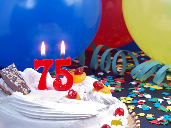 Bolo de aniversário com velas vermelhas mostrando Nr. aniversário 75 — Fotografia de Stock