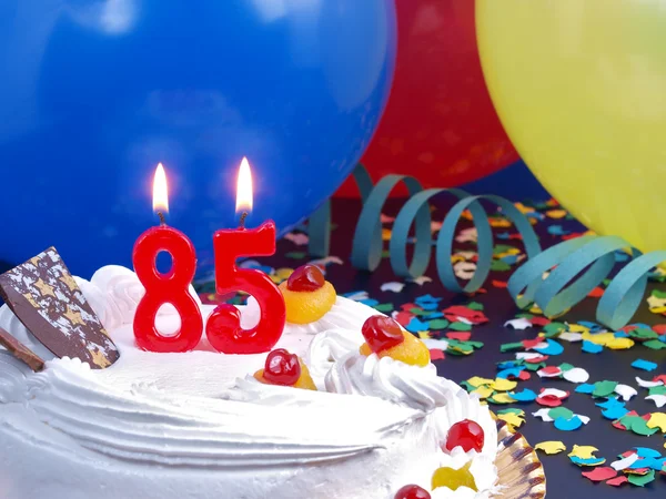 Bolo de aniversário com velas vermelhas mostrando Nr. aniversário 85 — Fotografia de Stock