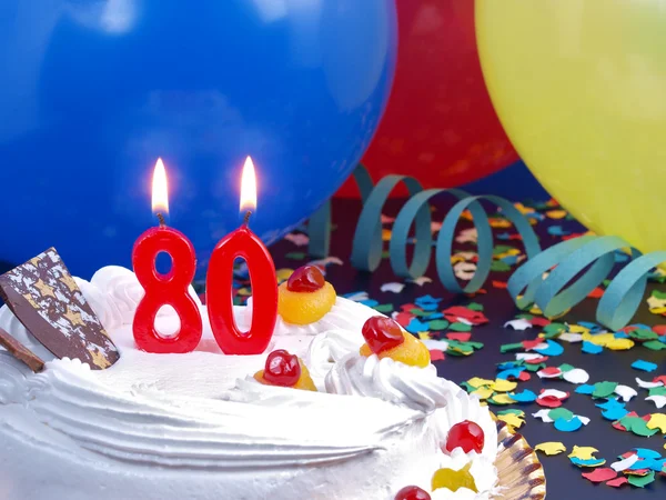 Gâteau d'anniversaire avec des bougies rouges montrant Nr. 80 ans — Photo