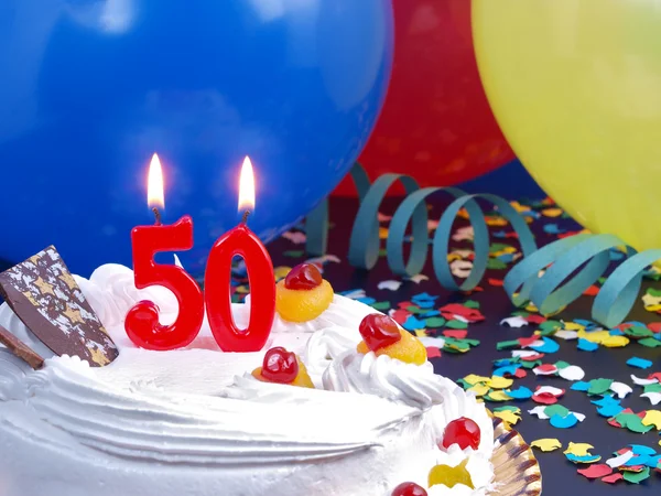 Bolo de aniversário com velas vermelhas mostrando Nr. aniversário 50 — Fotografia de Stock