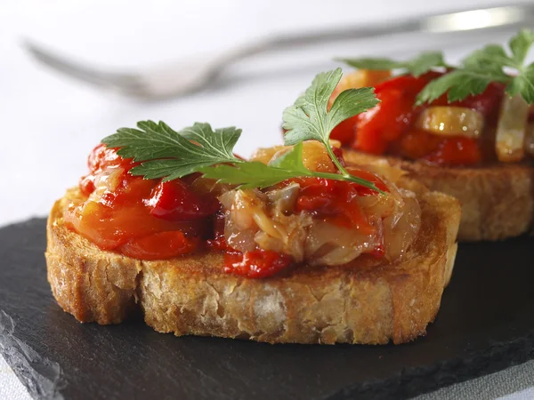 Montadito de Esgarraet - Pimenta vermelha e bacalhau sobre pão — Fotografia de Stock