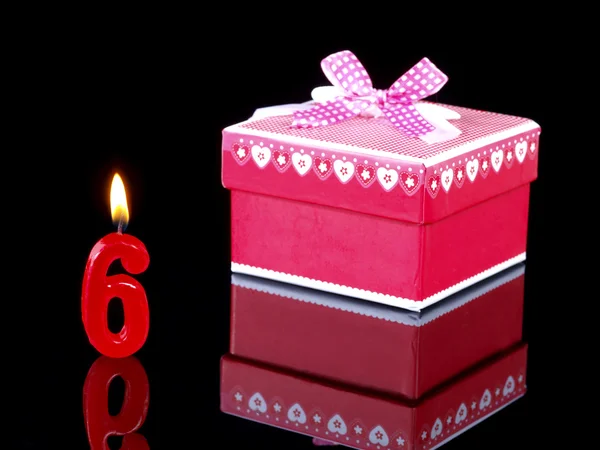 Narozeniny výročí dárek s červenými svíčkami ukazující nr. 6 — Stock fotografie
