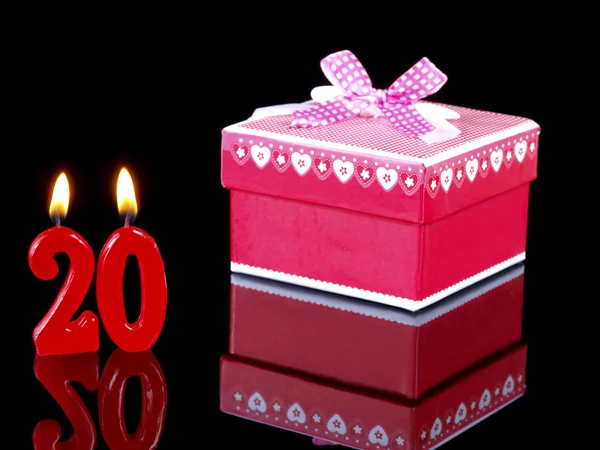 Regalo di compleanno con candele rosse che mostrano il numero 20 anni — Foto Stock