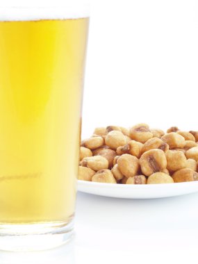 meze ile bira ve kızarmış mısır tohumları.