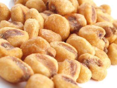 Kızarmış mısır tohumları.