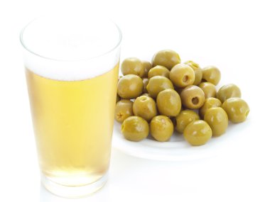 Yeşil Zeytin ve bira ile meze.