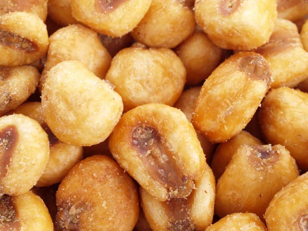 Kızarmış mısır tohumları.