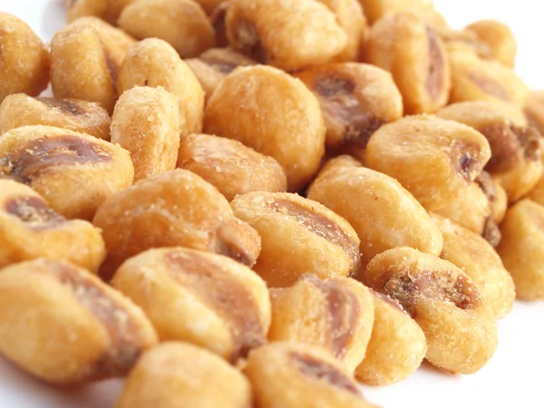 Kızarmış mısır tohumları.