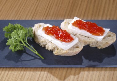 taze peynir ve domates reçeli montadito.