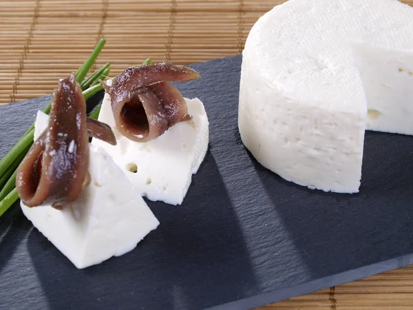 アンチョビと新鮮なチーズのタパ. — ストック写真