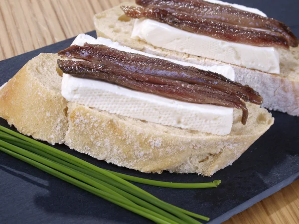 Anchovies and fresh cheese montadito. — Stock Photo, Image