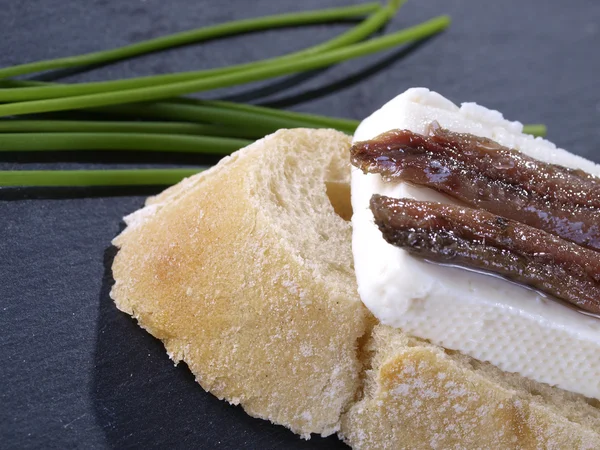 Anchovies and fresh cheese montadito. — Stock Photo, Image