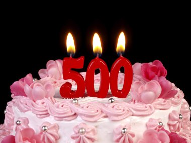 nr gösterilen kırmızı mumlar ile doğum günü pastası. 500