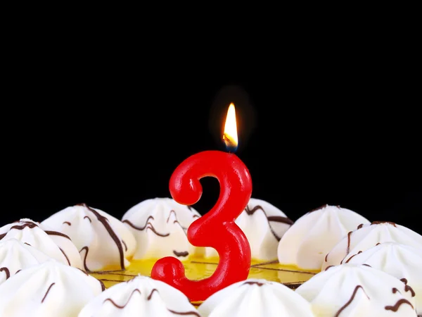 Torta di compleanno con candele rosse che mostrano il numero 3. — Foto Stock