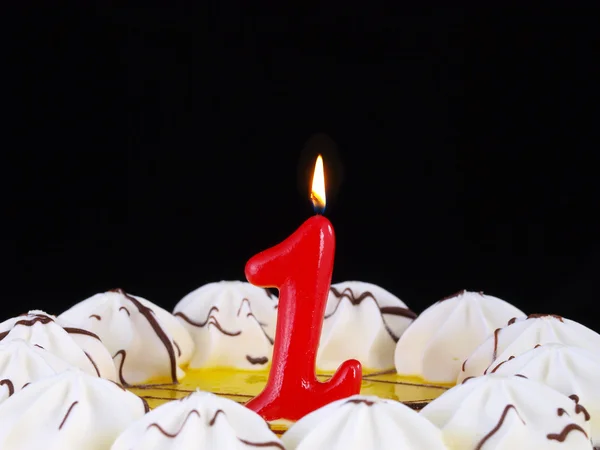 Geburtstagstorte mit roten Kerzen mit der Nummer 1 — Stockfoto
