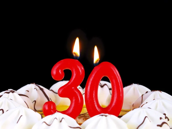 Gâteau d'anniversaire avec des bougies rouges montrant Nr. 30 ans — Photo