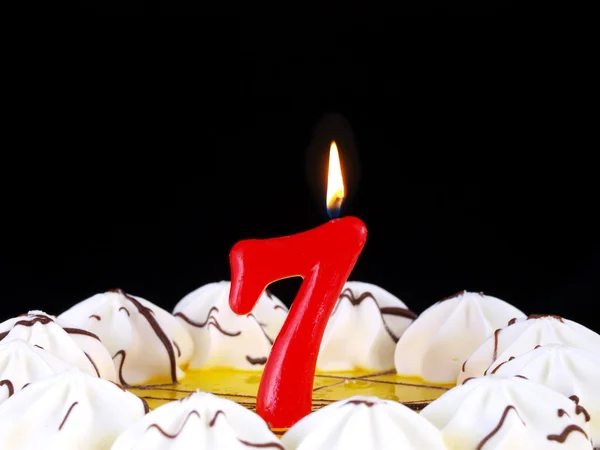 Torta di compleanno con candele rosse che mostrano il numero 7 — Foto Stock