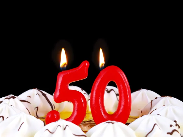 Torta di compleanno con candele rosse che mostrano il numero 50 50 — Foto Stock