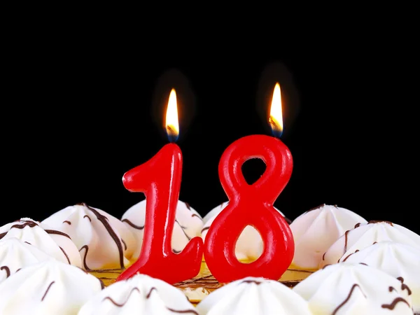 Pastel de cumpleaños con velas rojas mostrando Nr. 18 años — Foto de Stock