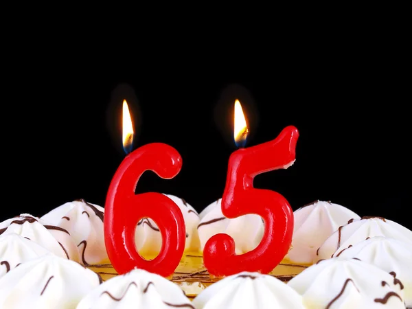 Bolo de aniversário com velas vermelhas mostrando Nr. aniversário 65 — Fotografia de Stock